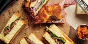 σάντουιτς κρασί Κυψέλη Αθήνα σεφ Caprus