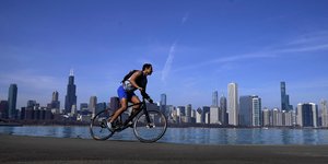 Ποδηλάτης απολαμβάνει τη βόλτα του στο Σικάγο εν μέσω ασυνήθιστα υψηλών για την εποχή θερμοκρασιών