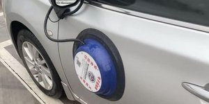 H παράξενη συσκευή για τα παράνομα παρκαρισμένα αυτοκίνητα