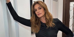 Πώς η Cindy Crawford παραμένει βασίλισσα της πασαρέλας στα 58 της χρόνια