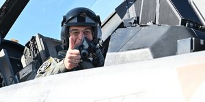 O Νίκος Δένδιας στην πτήση με το F-16 viper