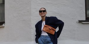 γυναίκα με τζιν και γυαλιά