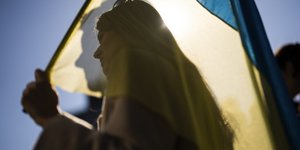 Διαδηλώτρια με τη σημαία της Ουκρανίας