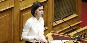 Η Ειρήνη Αγαπηδάκη μιλά στη Βουλή για τα ομόφυλα ζευγάρια