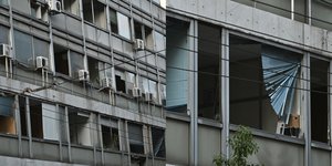 Σπασμένα τζάμια μετά την έκρηξη στο υπ. Εργασίας