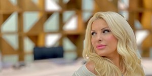 η Ελένη Μενεγάκη με λευκό τοπ