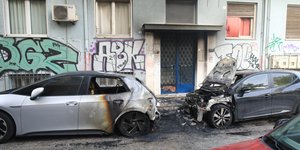 Μπαράζ εμπρηστικών επιθέσεων στα Εξάρχεια, στις φλόγες 4 αυτοκίνητα