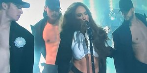 Η Τζένιφερ Λόπεζ στη σκηνή του SNL 