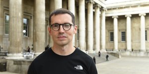 Ο Erdem Moralıoğlu στα παρασκήνια κατά τη διάρκεια των προβών πριν από την επίδειξη του οίκου του, Erdem, στο Βρετανικό Μουσείο το 2022