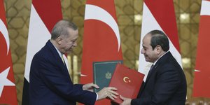Ο Ρετζέπ Ταγίπ Ερντογάν και ο Αμπντέλ Φατάχ αλ Σισι, ανταλλάσουν φακέλους
