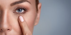 Πώς να απαλλαγείτε από τις σακούλες, τους μαύρους κύκλους και το πρήξιμο κάτω από τα μάτια -Βήμα βήμα το πρωτόκολλο περιποίησης