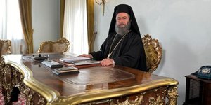 Ο Γρηγόρης Βαλτινός ενσαρκώνει τον Αρχιεπίσκοπο Μακάριο στο Famagusta