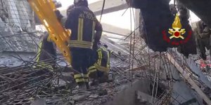 Πυροσβέστες αναζητούν τους εγκλωβισμένους εργάτες στο εργοτάξιο που κατέρρευσε στη Φλωρεντία