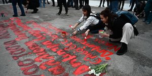 Φοιτητές γράφουν ξανά μπροστά από τον Αγνωστο Στρατιώτη τα ονόματα των νεκρών των Τεμπών