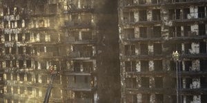 Πύρινη λαίλαπα σε 14όροφο κτίριο στην Βαλένθια της Ισπανίας/ Φωτογραφία AP