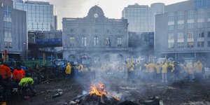 φωτιες καπνος κιτρινα μπουφαν 