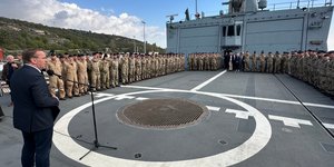 Ο Γερμανός υπ. Άμυνας Πιστόριους στη φρεγάτα Hessen στη Σούδα, πριν αυτή αναχωρήσει για Ερυθρά θάλασσα