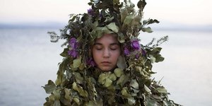 προσωπο με φυλλα και κλαδια 