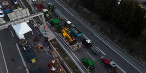 Αγρότες στη Γαλλία στήνουν μπλόκα σε δρόμο