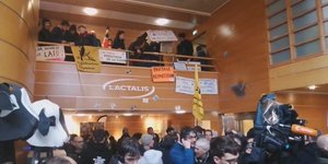 Αγρότες εισέβαλαν στην έδρα του κολοσσού των γαλακτοκομικών Lactalis στη Γαλλία