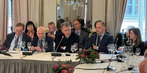 Ο Γιώργος Γεραπετρίτης σε γεύμα εργασίας στη Διάσκεψη Ασφαλείας του Μονάχου