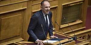 Ο Γιώργος Γεραπετρίτης στο βήμα της Βουλής