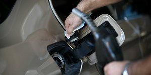 Γιώργος Πιτσιλής, πρατήρια καυσίμων