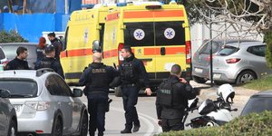 Αστυνομικοί και ΕΚΑΒ έξω από τα γραφεία της ναυτιλιακής στη Γλυφάδα