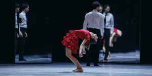 Γυναίκα κόκκινο φόρεμα άνδρας καθρέφτες Κάρμεν μπαλέτο