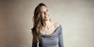 Η Χίλαρι Σουάνκ μοιράζεται τι την εξέπληξε περισσότερο που έγινε μητέρα στα 48 της