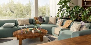 σπίτι με πράσινο καναπέ και παράθυρο