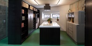 σπίτι που συνδυάζει μοναδικά το πράσινο μέταλλο με το μαύρο ξύλο