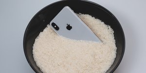 iPhone σε ρύζι 