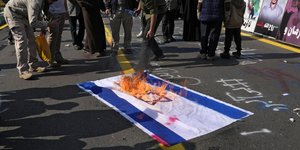 Διαδηλωτές στο Ιράν καίνε σημαία του Ισραήλ 