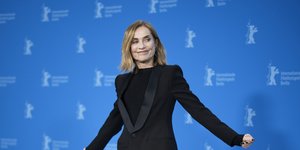 η Ιζαμπέλ Ιπέρ με μαύρο κοστούμι