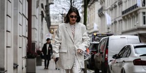 γυναίκα με μπεζ κοστούμι