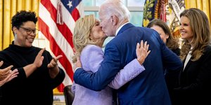 Το  προεδρικό ζεύγος των ΗΠΑ, Τζο και Τζιλ Μπάιντεν σε ένα θερμό φιλί