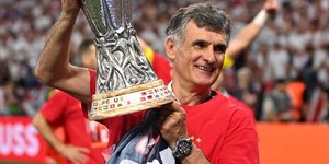 Ο Χοσέ Λουίς Μεντιλίμπαρ με το τρόπαιο του Europa League