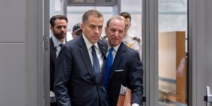 O Χάντερ Μπάιντεν εισέρχεται στο κτίριο της Βουλής