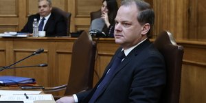 Ο πρώην υπουργός Μεταφορών Κώστας Καραμανλής στην εξεταστική για τα Τέμπη