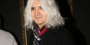 Νίκος Καρβέλας με μαυρα και φουλάρι