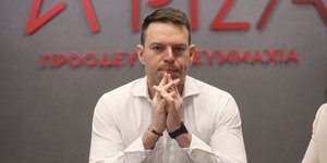 Στεφανος Κασσελάκης δεμενα χερια