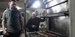 Ο Στέφανος Κασσελάκης σε ψησταριά στα Τρίκαλα