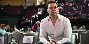 Ο Στέφανος Κασσελάκης στο συνέδριο του ΣΥΡΙΖΑ μόνος, ακούει ομιλητές 