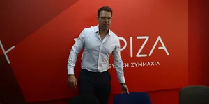 Στέφανος Κασσελάκης μπροστα σε φόντο του ΣΥΡΙΖΑ