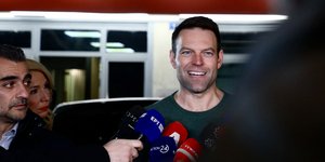 Ο Στέφανος Κασσελάκης έξω από τα γραφεία του ΣΥΡΙΖΑ 