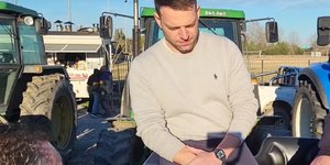 Ο Στέφανος Κασσελάκης σε τρακτέρ