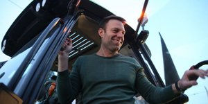 Cameo εμφάνιση Κασσελάκη στο Σύνταγμα, ανέβηκε σε τρακτέρ στη διαδήλωση