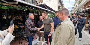 Η βόλτα του Στέφανου Κασσελάκη στα καφέ του Βόλου