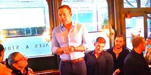 Από την ομιλία Κασσελάκη σε παμπ του Λονδίνου